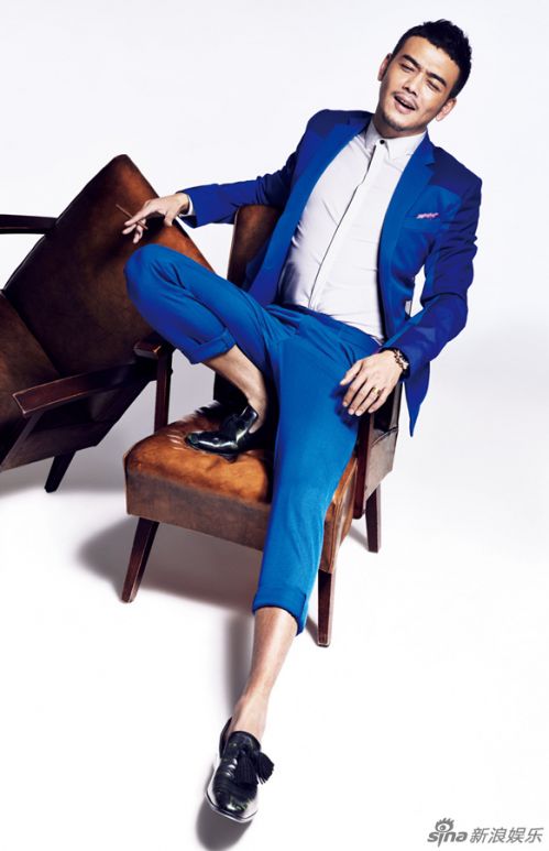 杨烁蓝色西装写真曝光 翘腿叼烟雅痞气质尽显型男的魅力