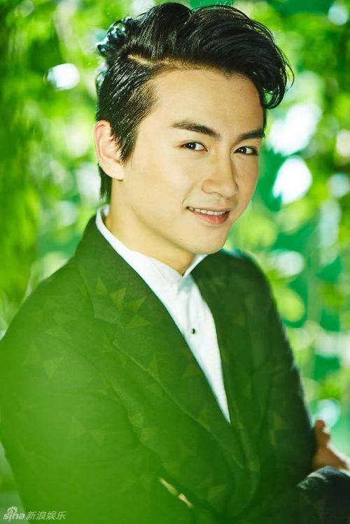 陈晓清新复古范写真曝光 帅气西装自然森林背景让人眼前一亮