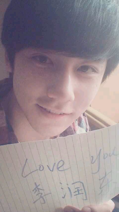 清华大学校草李润东生活照曝光 187身高扮女装(图)