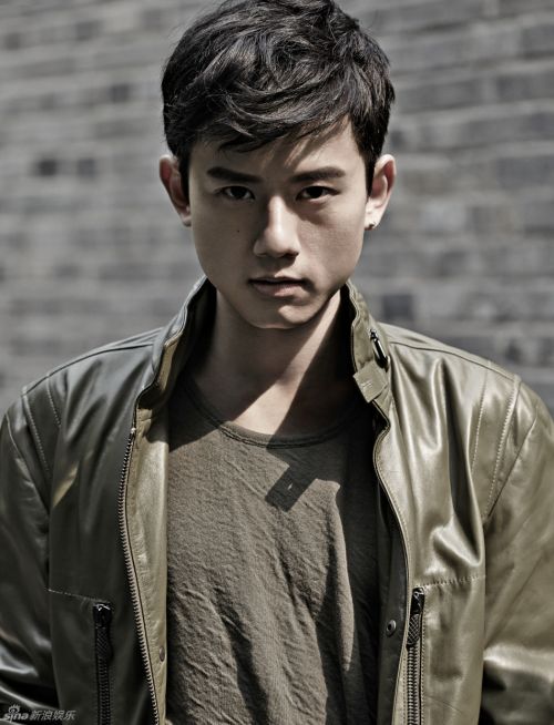 张杰牵手新加坡时尚杂志拍复古西装绅士大片 深邃眼神沉稳