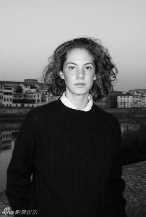 奥黛丽赫本孙女艾玛费勒登《芭莎》封面再现《甜姐》经典造型