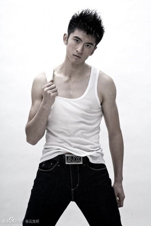 古剑鲜肉小黑球黑曜张云龙资料昔日帅气写真 尽显结实好身材
