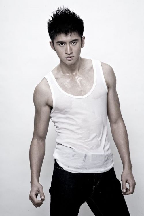 古剑鲜肉小黑球黑曜张云龙资料昔日帅气写真 尽显结实好身材