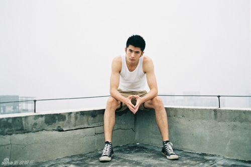 杨幂同门师弟张云龙夏日天台文艺写真曝光 身材修长健硕有型