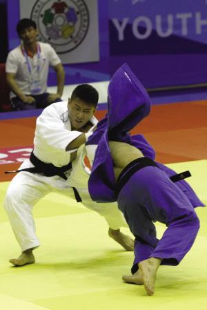 正文   昨天是青奥会柔道比赛的首日,来自江苏泰州的17岁小将吴志强也