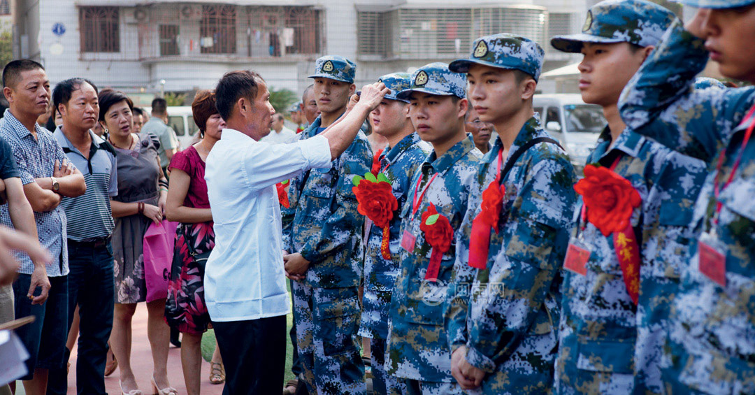 《送行》组照 新兵入伍送行现场人物摄影