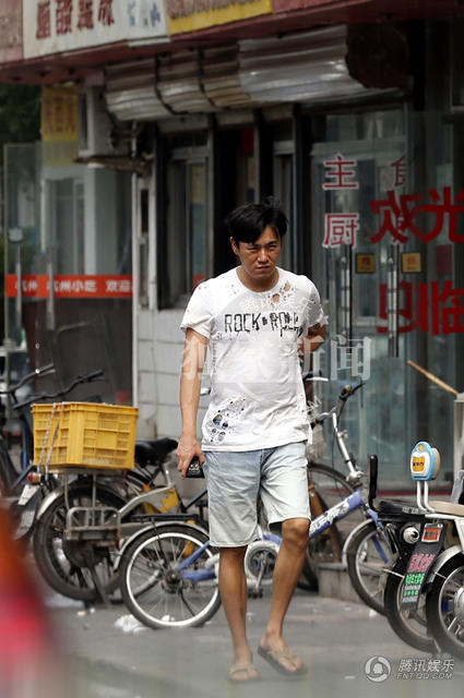 伊能静准老公秦浩街头邋遢似乞丐 头发蓬乱破洞t恤