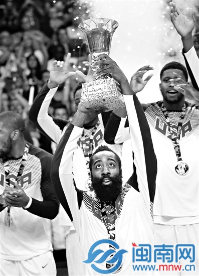 哈登(前)在颁奖仪式上庆祝