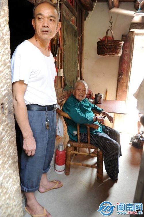 泉州大开元寺首座释法一携医生为泉港小脚老人带去重阳慰问