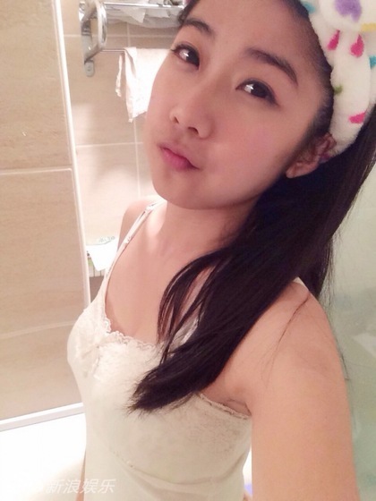 九把刀劈腿中视美女记者周亭羽 小三海量私照曝光露沟甜笑