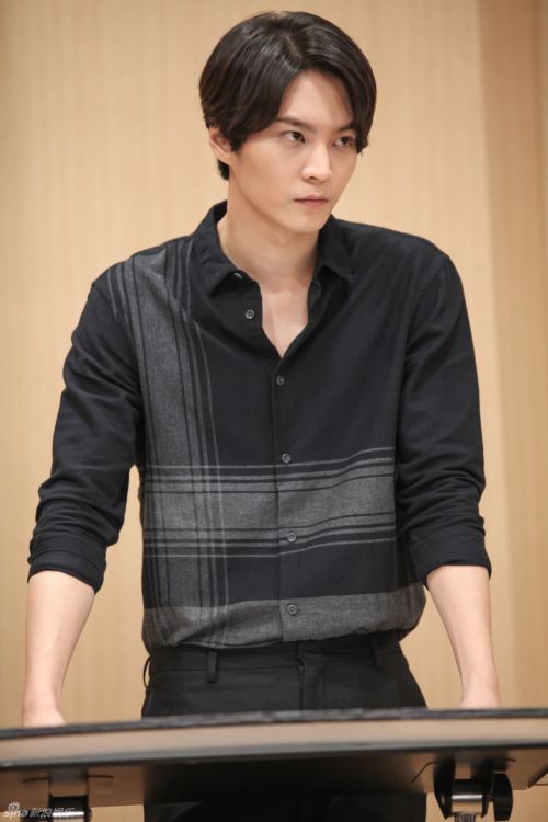 《明日如歌》周元剧照表情多 高冷专注腐笑会卖萌(图)