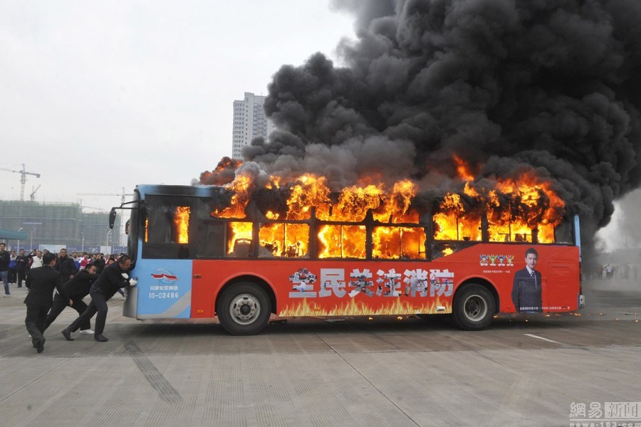 合肥火灾消防演练发生意外 着火公交车突然启动滑行百米撞墙