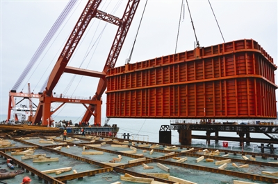 福平铁路首个钢吊箱成功安装 标志建设取得重大突破