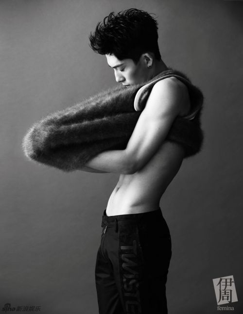 井柏然性感时尚大片曝光 赤裸上身秀完美人鱼线"赤火好身材"