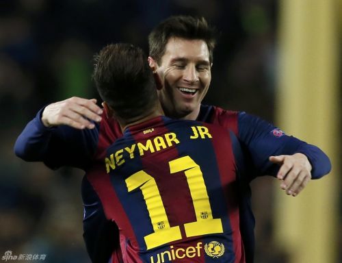 内马尔拥抱梅西