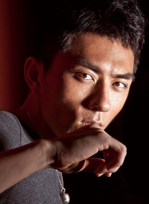 《匆匆那年》"邝强"张宁江写真大片 赤裸上身秀精壮肌肉好身材