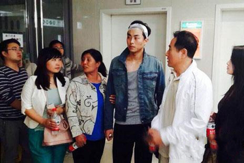 北京80后演员金汉见义勇为被捅8刀 带伤演出获奖