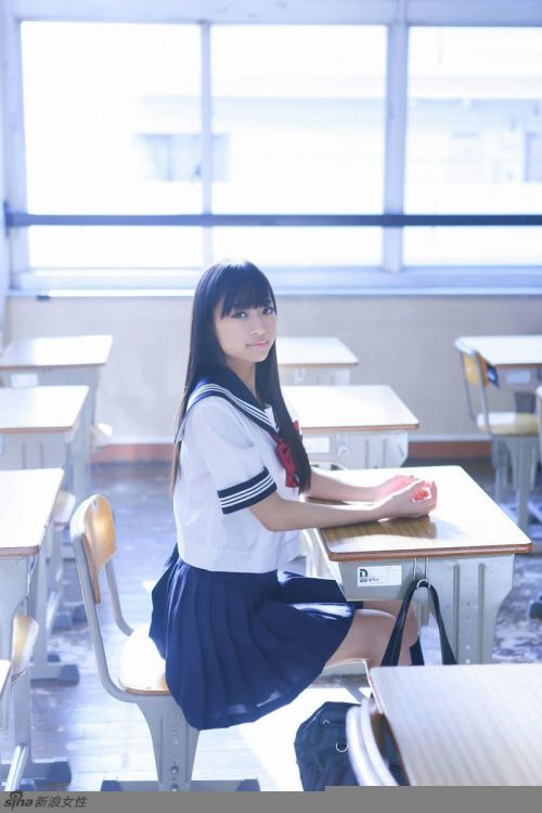 日本"i字腿美少女"那奈学生制服诱惑 清纯写真展超软筋骨