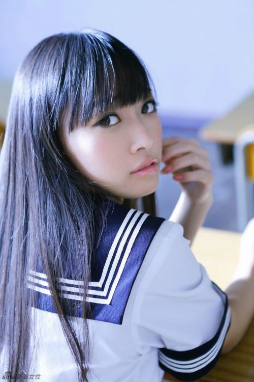 日本"i字腿美少女"那奈学生制服诱惑 清纯写真展超软筋骨