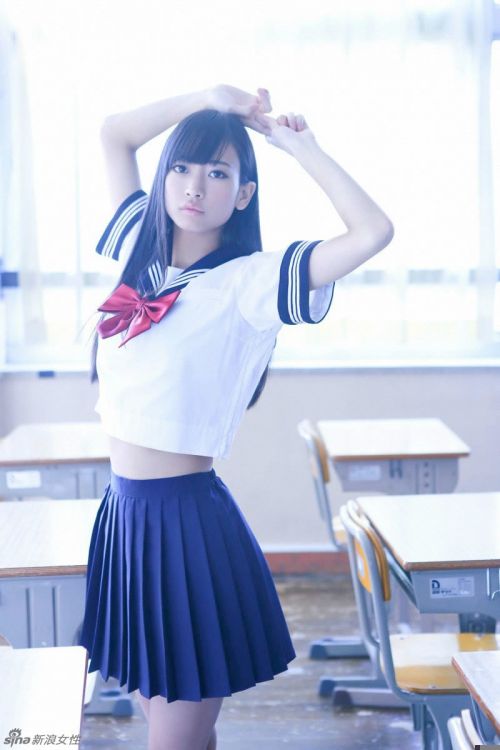 日本"i字腿美少女"那奈学生制服诱惑 清纯写真展超软筋骨