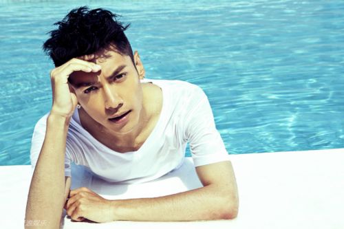 "小鲜肉"罗云熙泳池美颜写真 何以琛小时候演员性感露腹肌