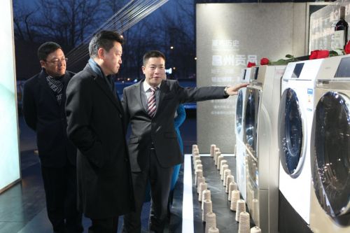图四:著名导演赵宝刚现场体验产品后,现场预定两台卡萨帝云裳洗衣机