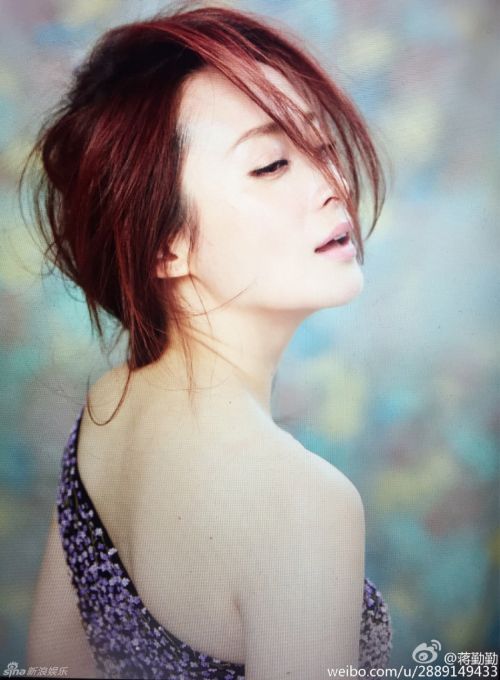 蒋勤勤晒最新唯美春日大片 回眸一笑温婉如画让人沉醉