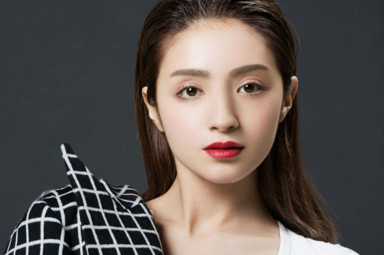 "玉磬"麦迪娜最新写真曝光 红唇冷艳帅气利落上演别样风情