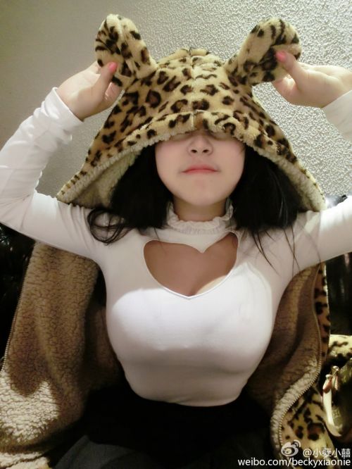 90后cv巨乳女神@小孽小囍海量性感私照组图 自称靠色相上位