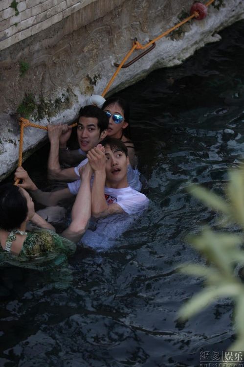 林志玲《花样姐姐》泡露天温泉组图 比基尼秀傲人事业线