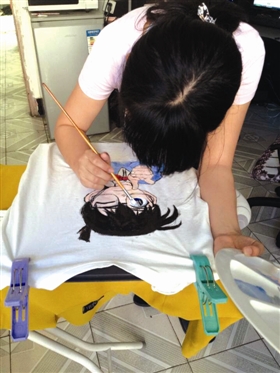 石狮一零零后女孩有个性 在自己衣服上画画