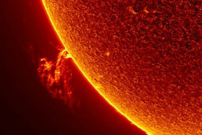 英国72岁业余摄影师戴夫·泰勒自家后院建天文台 拍摄太阳美照