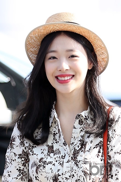 韩国女团f(x)崔雪莉机场照曝光 复出巴厘岛拍写真笑容甜美