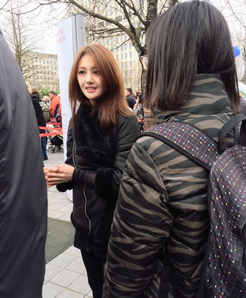 郑爽骑马照帅气亮相 《花儿与少年》第二季英国现场组图