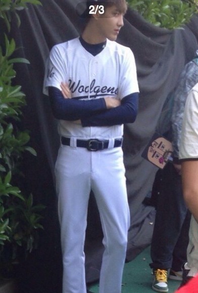 吴亦凡棒球造型刘亦菲学生短裙露腿 原来你还在这里路透花絮照