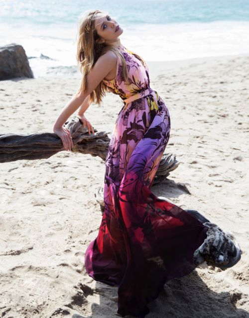 复联2"红女巫"伊丽莎白-奥尔森海边写真 长裙飘逸真空性感