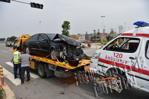 台商区一救护车与小车相撞 病人家属飞出摔进绿化带