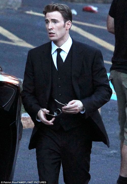 美国队长3片场照外泄 黑寡妇斯嘉丽长发穿拖鞋仍显性感丰满