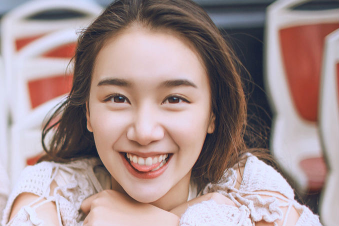 新生代演员程砚秋清新街拍组图 扮鬼脸笑容明媚搞怪青春