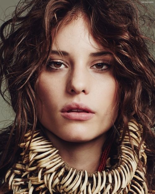 冷艳超模布鲁娜异域风情大片 半裸出镜以手遮胸别样性感