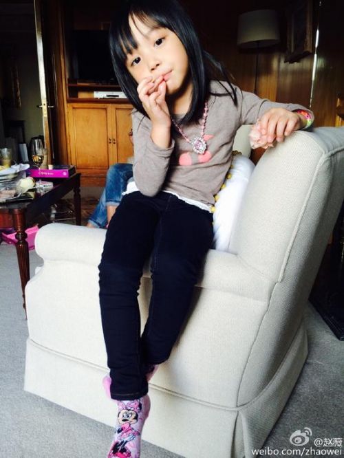 赵薇晒女儿正面高清近照 5岁小四月抿嘴笑颜值高(图)