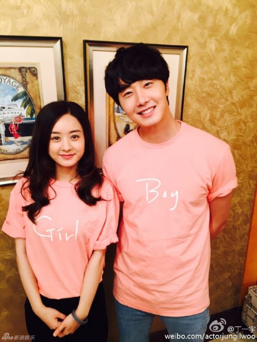 丁一宇赵丽颖晒粉嫩情侣照 嘟嘴卖萌演绎《女汉子完美恋人》