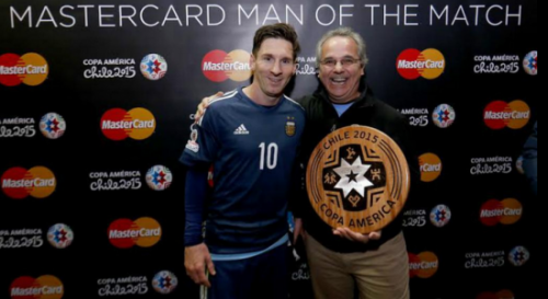 美洲杯-梅西这次去领奖了 笑着拿全场最佳合影(图)