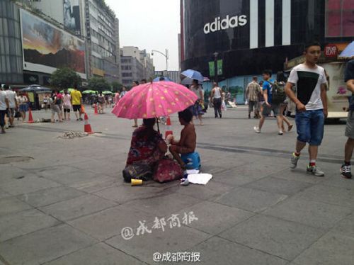 9岁烧伤男童街头裸身乞讨 母亲:不脱光别人不信(图)