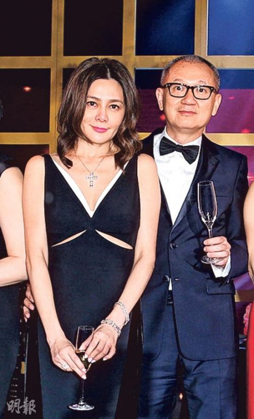 关之琳晒千万粉色巨钻似婚戒 粉丝催婚送祝福(图)