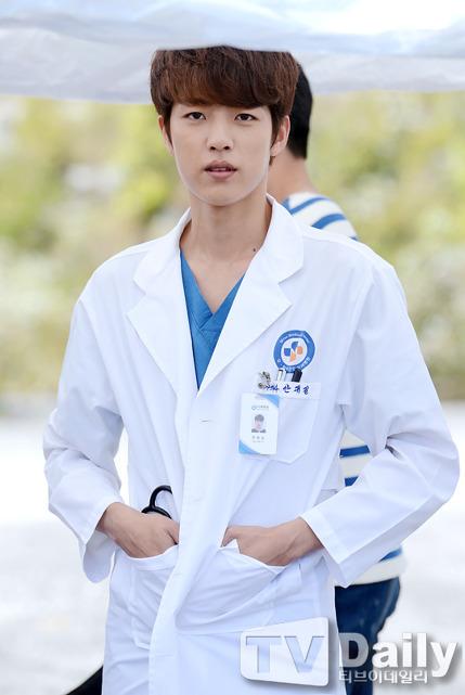 韩剧《d-day》李成烈饰演帅气实习医生安大吉 演技获赞
