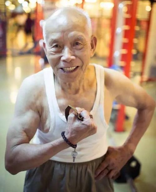 【泉州囧仙】妹子误将裸照发给老板 老板竟然回复了一张照片.