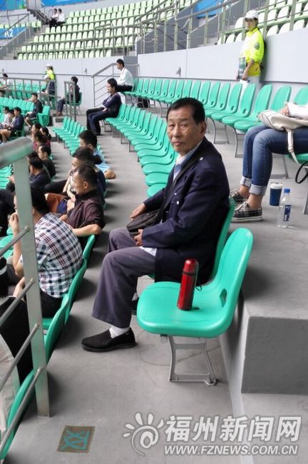 福州77岁老伯骑车40多分钟看网球赛:运动不分老少