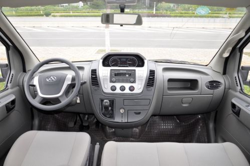 与一般商务车老气的内饰设计不同,大通v80的内饰加入了大量银色镀铬