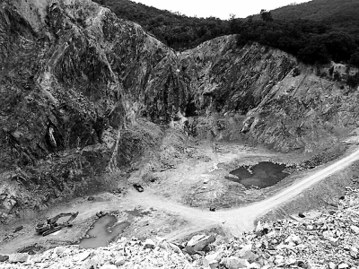 福清龙田废弃采石场遭毁林采石 留下百米深坑